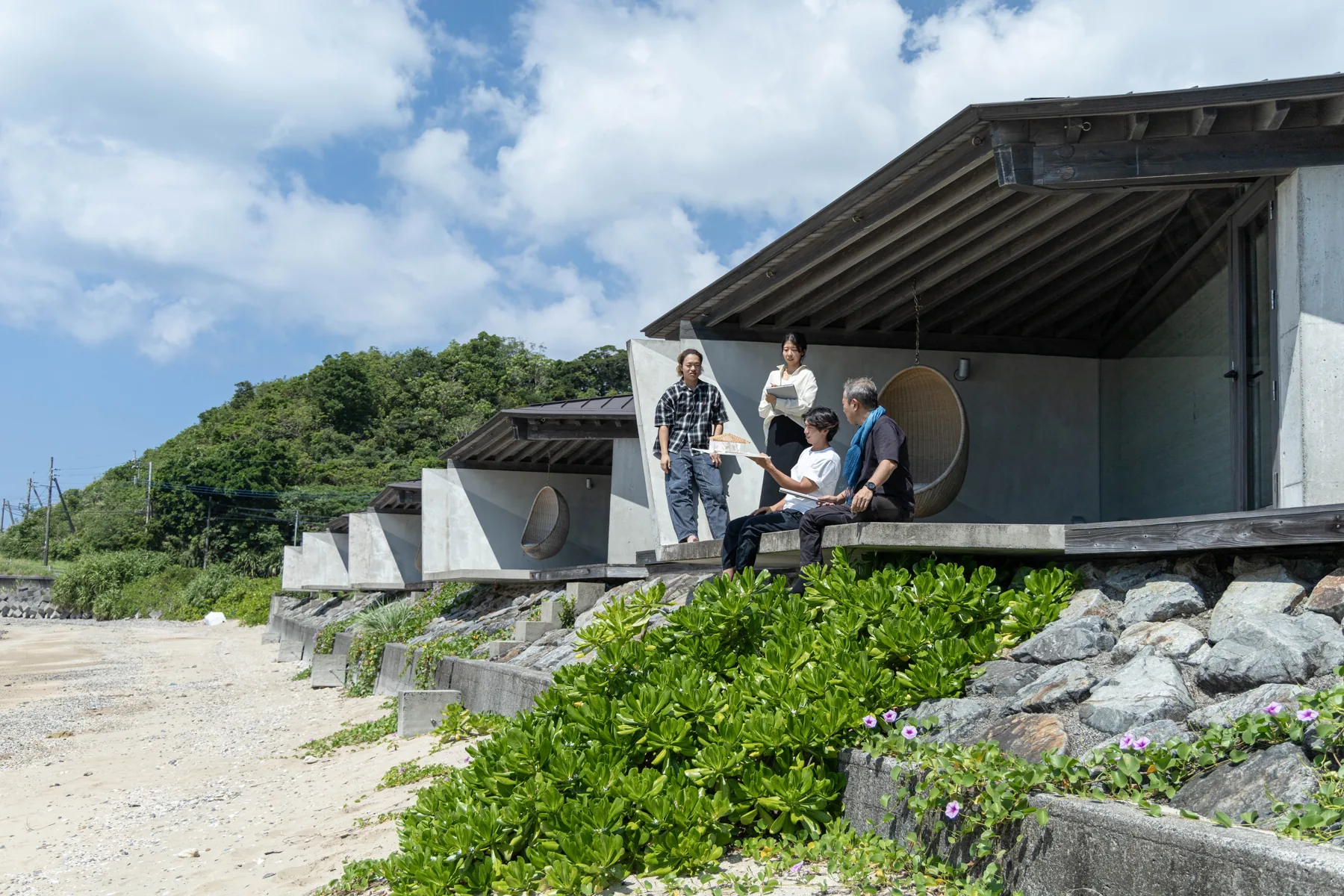 奄美の海辺の建築で集まる天工人のスタッフ